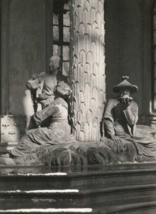 Heymüller, Gottlieb: Gruppe Tee trinkender Chinesen. Sandstein, vergoldet. 1755/1756. Potsdam: Park Sanssouci, Chinesisches Teehaus
