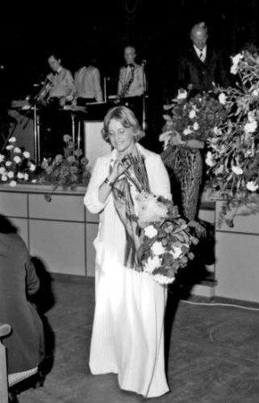 Freiburg: Kurbel, Maria Schell mit Blumen