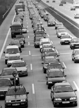 Bundesautobahn 1: bei Stellau, Richtung Hamburg: Stau von Pkws auf drei Fahrspuren: hinten rechts Fahrspuren Richtung Lübeck