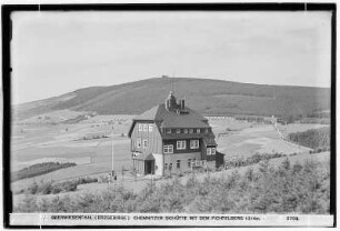 Oberwiesenthal. Erzgebirge. Chemnitzer Skihütte mit dem Fichtelberg (1214 Meter)