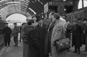 Dresden, Hauptbahnhof. Szene am Bahnsteig