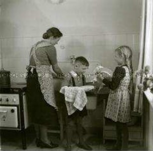 Kinder helfen im Haushalt