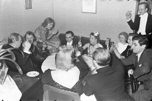 Berlin: Kabarett der Komiker; Sylvester; Gruppen bei Schaeffers; rechts Götz Röthe