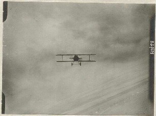 Angreifender Fokker-Doppeldecker (700 m)
