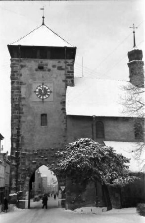 Villingen: Tor mit verschneitem Baum