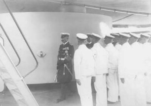 Kaiser Wilhelm II. nach dem Abschreiten einer Front angetretener Maate (?) auf dem Weg zu einem Niedergang : Seiner Majestät Schiff "Hansa" vor Balholm (Norwegen). Kaiser Wilhelm II. nach dem Abschreiten einer Front angetretener Maate (?) auf dem Weg zu einem Niedergang