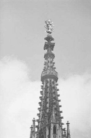 Würzburg: Turmspitze mit Marienbildnis