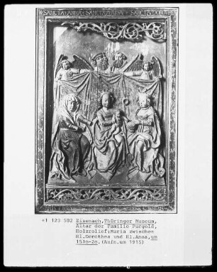 Relief vom Altar der Familie Purgold: Maria zwischen der heiligen Dorothea und der heiligen Anna