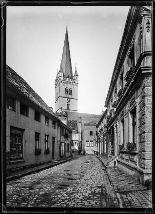 Dülmen. Blick durch eine Straße zur Pfarrkirche St. Viktor