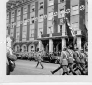 Hitler beim Appell der Polizei