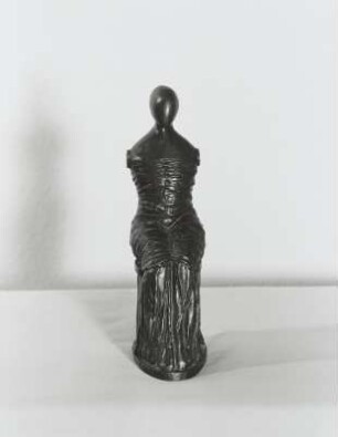 Sitzende Gewandfigur