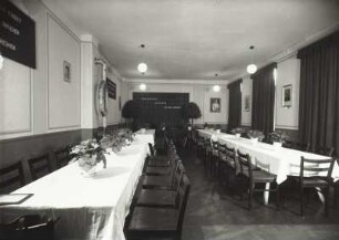 Festlich geschmückter Saal (ehem. Kino ?)