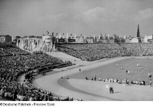Blick auf das Spielfeld und die Zuschauertribünen des Walter-Ulbricht-Stadions während eines Fußballspiels
