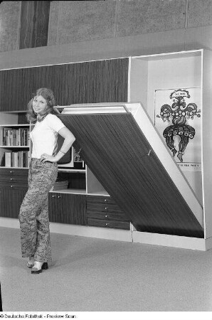Werbefoto für eine in Bützow montierte Anbauwand mit integrierter Liege (1972)