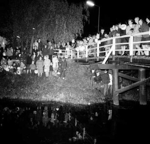 Laternenumzug: Teilnehmer bei der Travebrücke zum Bürgerpark