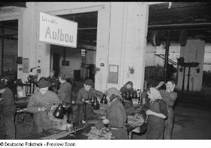 Lehrlinge des Lernaktivs Aufbau mit Ausbilder an Werkbänken
