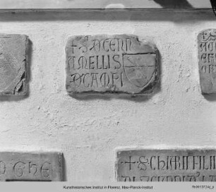Grabstein und Wappen der Familie Cennamelli