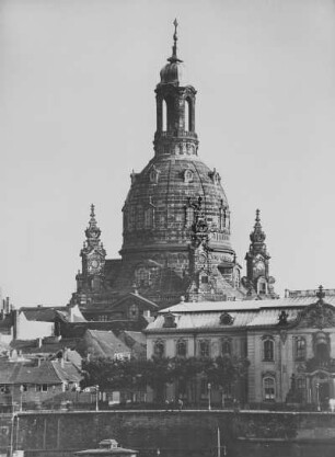 Dresden. Brühlsche Terrasse und Frauenkirche : Dresden. Blick zur Brühlschen Terrasse mit Sekundogenitur, dahinter Kuppel der Frauenkirche von Norden
