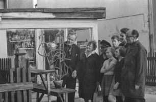 Blühende 'Königin der Nacht' vor Blumenladen, 1967. SW-Foto © Kurt Schwarz.