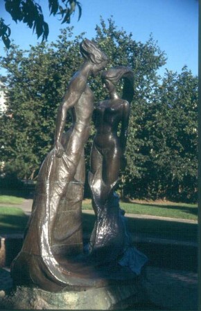 Nida (Nidden). Bronzegruppe (vielleicht Nixe und Necker)