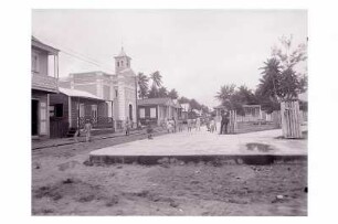 Straßenszene in Raymond bei San Juan : Weltreisen. Straßenszene in Raymond bei San Juan. Ansicht mit Tourist und einheimischen Kindern