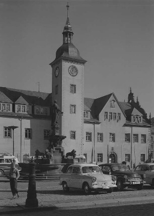 Freiberg. Blick zum Rathaus, mit Brunnendenkmal mit dem Standbild des Stadtgründers, Otto dem Reichen