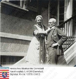 Wilbrand, Wilhelm Dr. jur. (1871-1957) / Porträt mit Ehefrau Elsbeth geb. Wentzel (1881-1955) n der Treppe ihres Hauses in der Dieburgerstraße Nr. 199 in Darmstadt