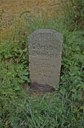 Ahrensbök-Tankenrade (Kreis Ostholstein): Richtung Prohnstorf-Wulfsfelde (Kreis Segeberg): Grenzstein zwischen Großherzogtum Oldenburg und Fürstentum Lübeck