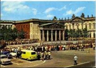 Wachablösung an der Neuen Wache (Mahnmal) in Berlin