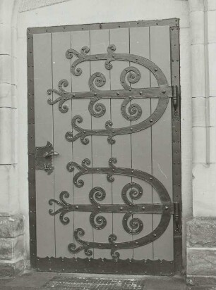 Nebenportal an der Turmseite