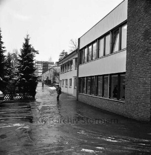 Nico Pyrotechnik Hanns-Jürgen Diederichs GmbH & Co. KG: Außenansicht: Werksgebäude: vorn rechts Verwaltungsgebäude, dahinter Werkshalle: links Tannen: dazwischen Personen: Winter