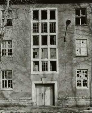 Dresden-Neustadt, Tannenstraße / östlich Hans-Oster-Straße. Ehemalige Kaserne der Sowjetarmee. Dienstgebäude, Eingang und Treppenhausfenster