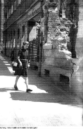 Dresden. Junges Mädchen auf den Straßen der zerstörten Stadt, 1947