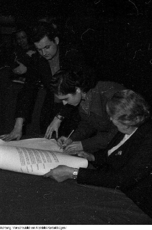 Stafette für den Frieden: 1952 fand in Wien ein internationaler Kongreß statt, zu dem eine Sportlerstafette aus Dresden (Rotation Dresden) startete, die an der Grenze zur CSSR von Erich Honecker verabschiedet wurde. Die Bilder zeigen die Vorbereitung und Durchführung der Stafette bis zur tschechischen Grenze bei Schmilka, 1952