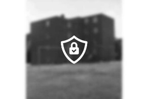 Wolkenweher Weg: Wohnblock der Gemeinnützigen Wohnstättengenossenschaft eG Bad Oldesloe: davor Grünanlage mit Spielgeräten