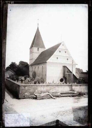 Kirche mit Friedhof