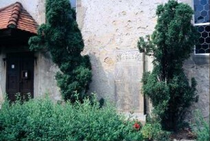 Kirche, Eingangsbereich: Gedenkstein für Opfer der Weltkriege