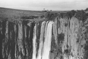 Wasserfall : Hoher Wasserfall an einer Felswand