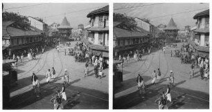 Bombay, Indien. Geschäftsstraße mit Passanten von erhöhtem Standpunkt an einer Kreuzung gegen Turmbau
