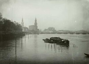 Hochwasser der Elbe im April 1900. Blick von Osten auf Hofkirche und Augustusbrücke