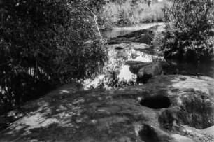 Gneisfelsen : Durch die Strömung eines Flusses ausgehöhlter Gneisfelsen am Mkushi-Fluss.