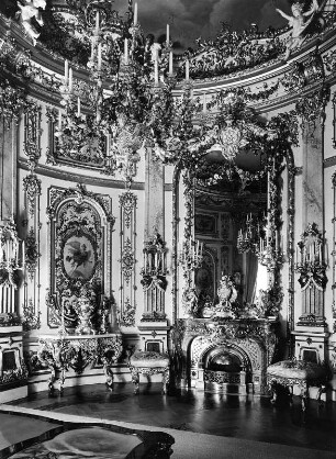 Chiemsee. Neues Schloss Herrenchiemsee (1878-1886; J. Hofmann, G. v. Dollmann). Porzellankabinett im Nordflügel