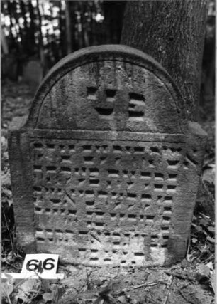 Grabstein 66 (Index: 99804175) Material: Sandstein Zustand: unten leicht verwitt/eingesunken Maße HxBxT: 68x56x11 cm Beschreibung: Stele mit eingezogenem Rundbogen: Grabstein 66