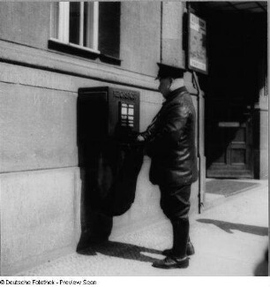 Briefkastenleerung durch Beamten der Deutschen Reichspost : Deutschland. Briefkastenleerung durch Beamten der Deutschen Reichspost