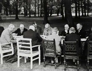 Sitzung des Kabinetts Brüning im Garten des Reichskanzlerpalais