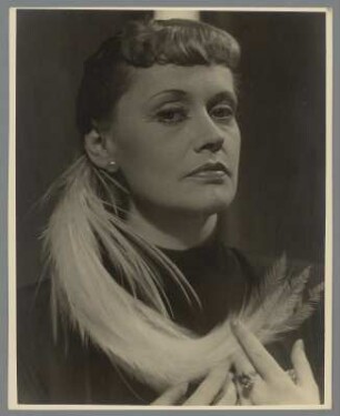 Manja Behrens in "Der große Verrat" : Manja Behrens als Annabell Stimpson im Schauspiel "Der große Verrat" von Ernst Fischer in der Inszenierung von Paul Lewitt. Staatsschauspiel Dresden, Erstaufführung 30. Mai 1951