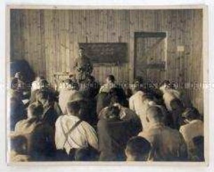 Schule in der YMCA Baracke, Foto aus der Kriegsgefangenschaft