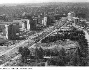 Blick vom Rathausturm über die Leningrader Straße (St. Petersburger Straße) im Bau