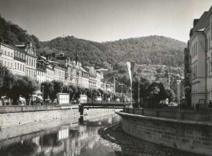 Karlovy Vary (Karlsbad), Tschechien. Blick die Tepla abwärts auf die Trida Dukelskych hodinu (Alte Wiese), gegen Hirschsprung, Dreikreuzberg und König-Otto-Berg