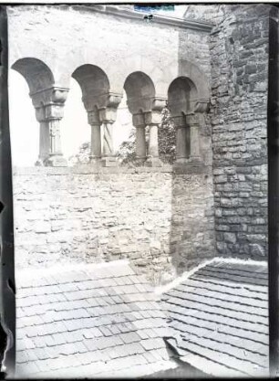 Kaiserpfalz; Pfalzmauer mit Rundbogenarkaden